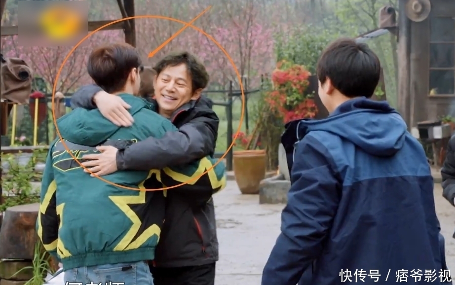 张艺兴|张艺兴最后到蘑菇屋,嘉宾们见到他的反应引关注,人缘好坏很显然