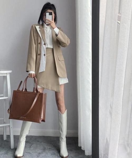 2021年不流行马丁靴了，现在流行这双“膝下靴”，不仅时髦还显高