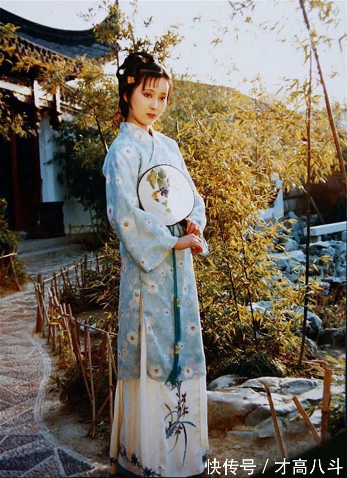 桃花行$《红楼梦》里林黛玉写的诗,看哭了多少人!