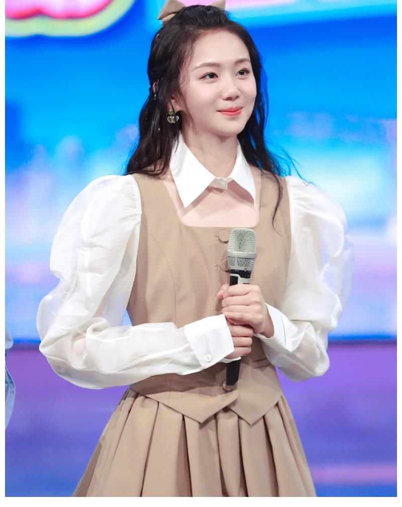 拿过主持人比赛冠军，后加盟芒果台，成《你好星期六》见习班成员