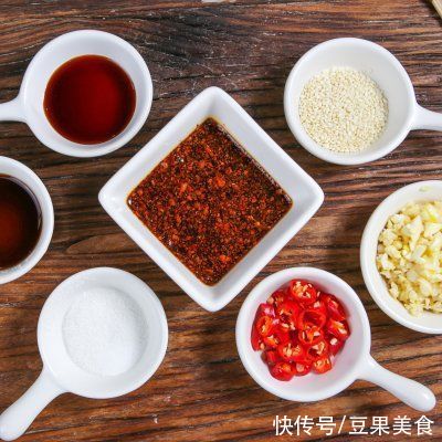 胶质体|夏日美味小吃豌豆凉粉---可以吸溜着吃
