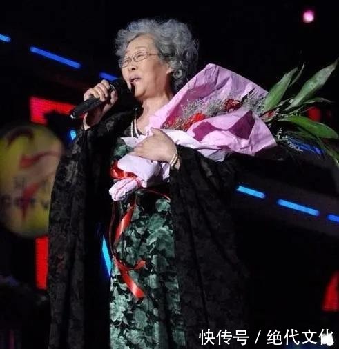 老年人&84岁女歌唱家住进养老院,说不想给儿女添麻烦,网友却议论纷纷