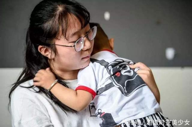 小朋友|5岁弟弟误以为姐姐被打,冲上去揍人,场外的观众都笑抽了!