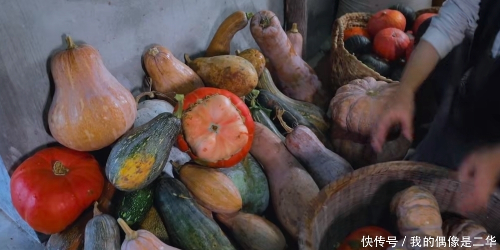 桌子|李子柒晒秋收家宴,吸引三千万人观看,满满一桌子的美味,太馋人