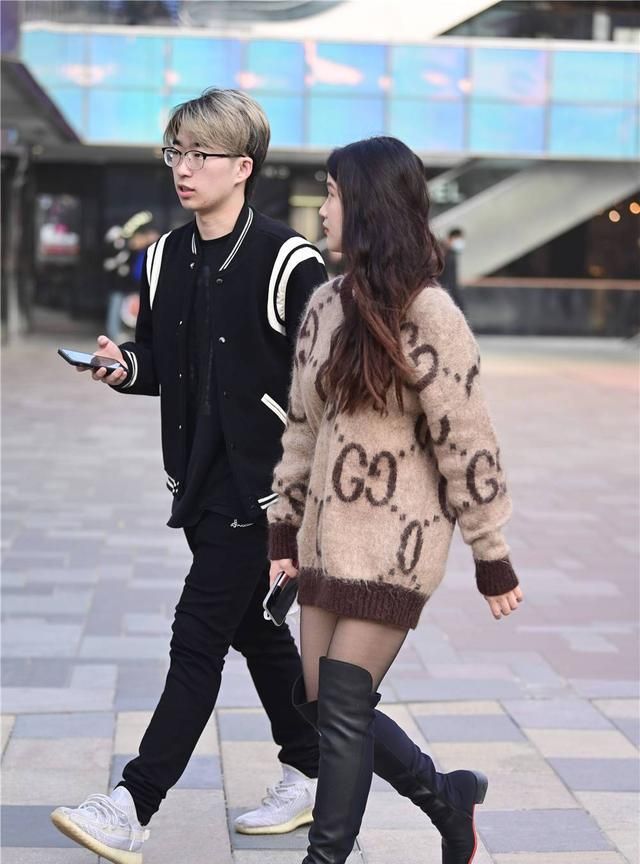 简约 黑色丝袜搭配长靴，今年姑娘的穿搭，有点别致