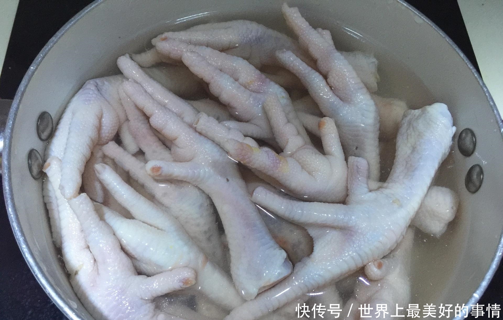 超简单又下饭的爽口凤爪,香辣开胃,一口接着一口停不下来了