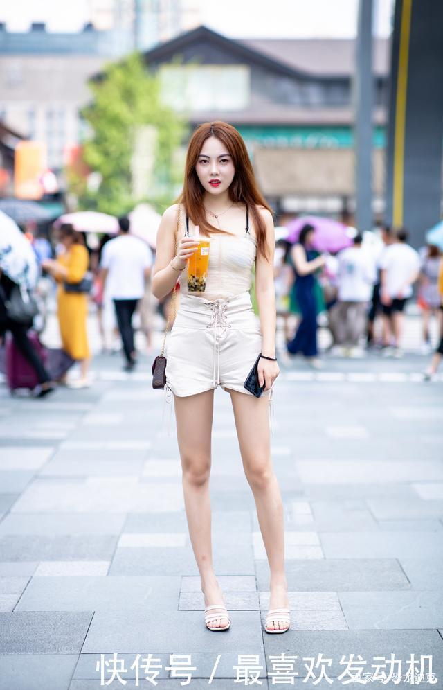 热裤女孩是惹眼之美,那短裤女生就是休闲之美