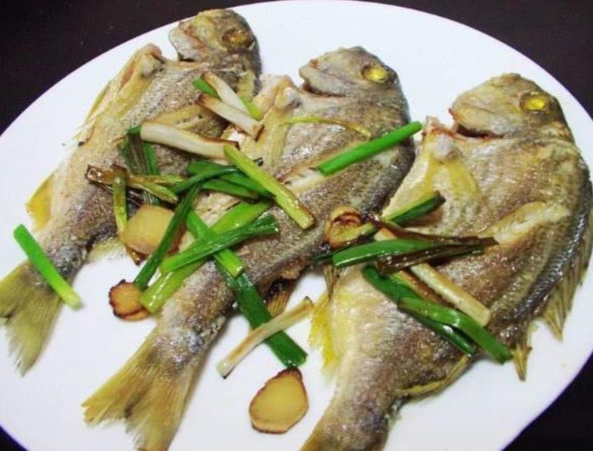 煎鱼的第一步是先倒油大错特错！多加这一步，鱼皮完整不粘锅