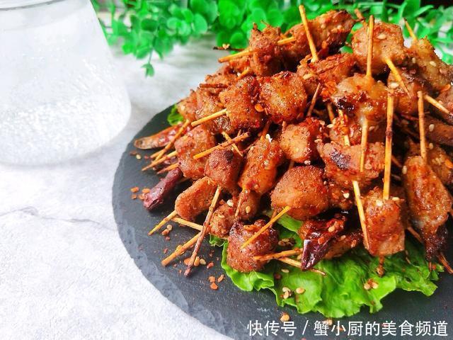  烤箱版的牙签肉，不用油炸更健康，香辣鲜香，越吃越想吃