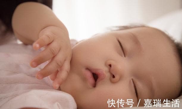 什么时候|宝宝什么时候可以“睡枕头”?有四个信号,家长要抓住