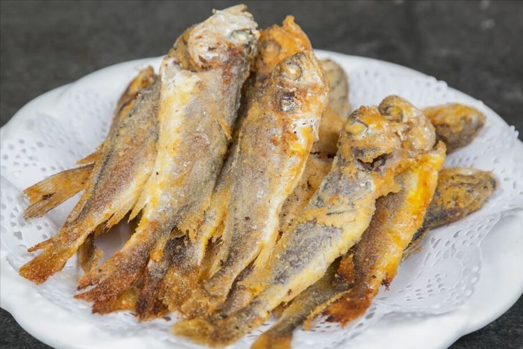 酥炸小黄鱼，用淀粉还是面粉？牢记2个窍门，又酥又脆，还不吸油
