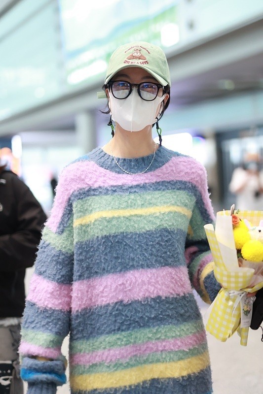 美眉 郁可唯真“挺节俭”, 针织衫都起球了还不换, 幸好版型够高级