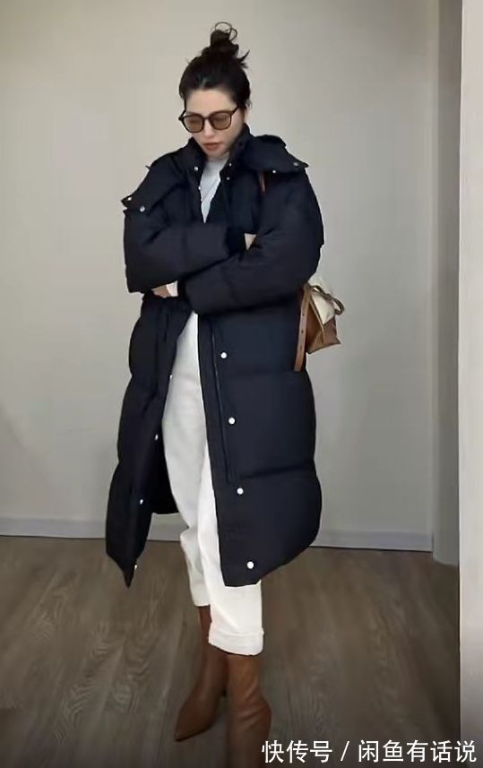 打底裤|为什么你穿“黑羽绒服”显老气?3个技巧,10套搭配,轻松变时髦