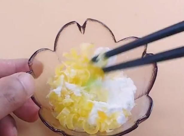 这东西|衣服越洗越黄,妈妈教我放2粒这东西,洗完衣服又白又新,贼干净