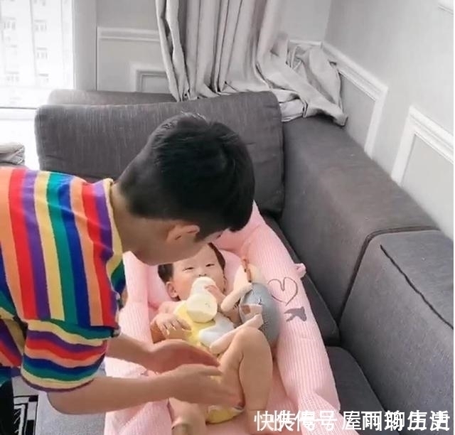 弟弟|谁还不是个宝宝了?趁宝妈不注意,哥哥偷偷“试用”弟弟襁褓