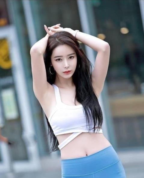 时尚美女一貌倾城,有着浓浓的小清新范,打造完美聪慧风