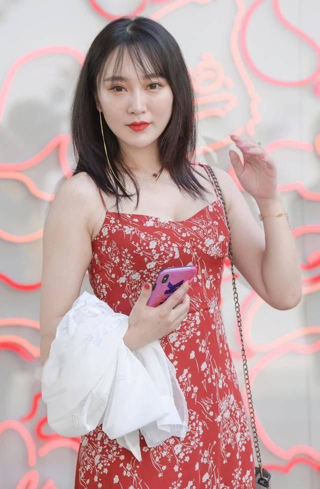 身材|漂亮的红色印花吊带裙,搭配尖头细跟鞋,微胖身材这样穿更有韵味