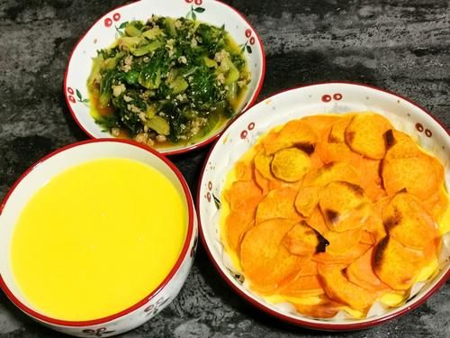 女儿的一人食晚餐，有菜有粥有主食，女儿：还是在家吃饭舒服