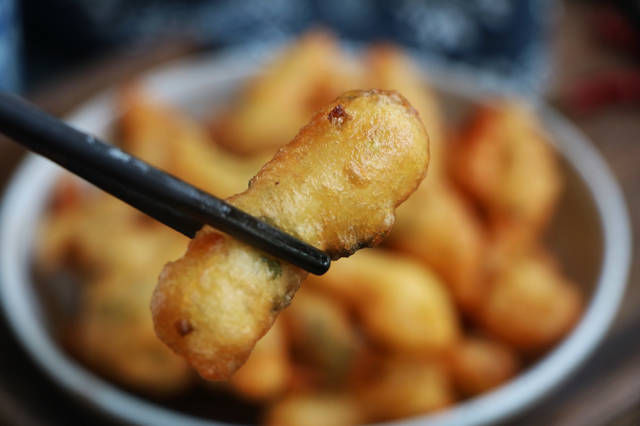 早餐别吃油条了,教你懒人吃法,手不碰面,一挤就出锅,又软又香