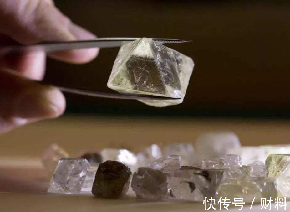 钻石商#长达百年的“骗局”,如今被中国制造“戳穿”,你还会买单吗?