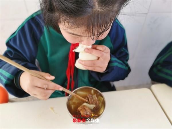 乡村小学提供“免费午餐”，3年解决近500名学生午餐问题