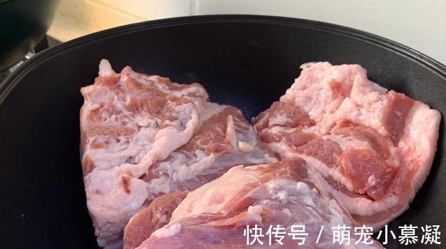 原来炸扣肉起泡有诀窍,只要记住这5点,颜色金黄,起泡出虎皮