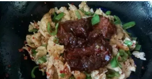 用1个青椒2个鸡蛋,做了一碗酱,全桌的人抢着吃