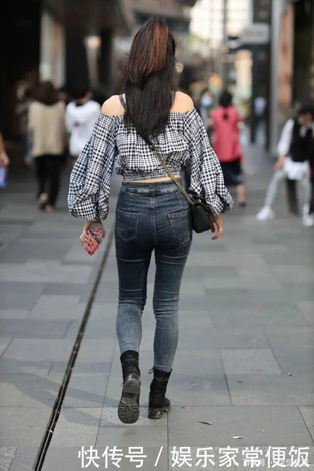 今年流行“牛仔裤+皮靴”,显瘦又时髦,跟着穿准没错!
