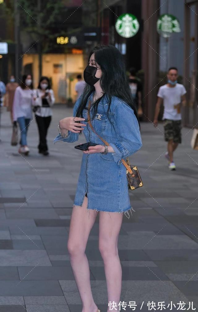 减龄 紧身的连衣裙只有自信的小姐姐才敢穿,休闲还减龄,充满活力