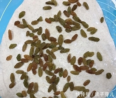 全麦葡萄干软欧包