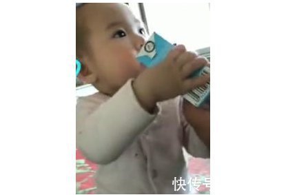 叔叔|舅舅赖着宝宝要喝奶，宝宝的反应，让一旁的妈妈笑岔了气