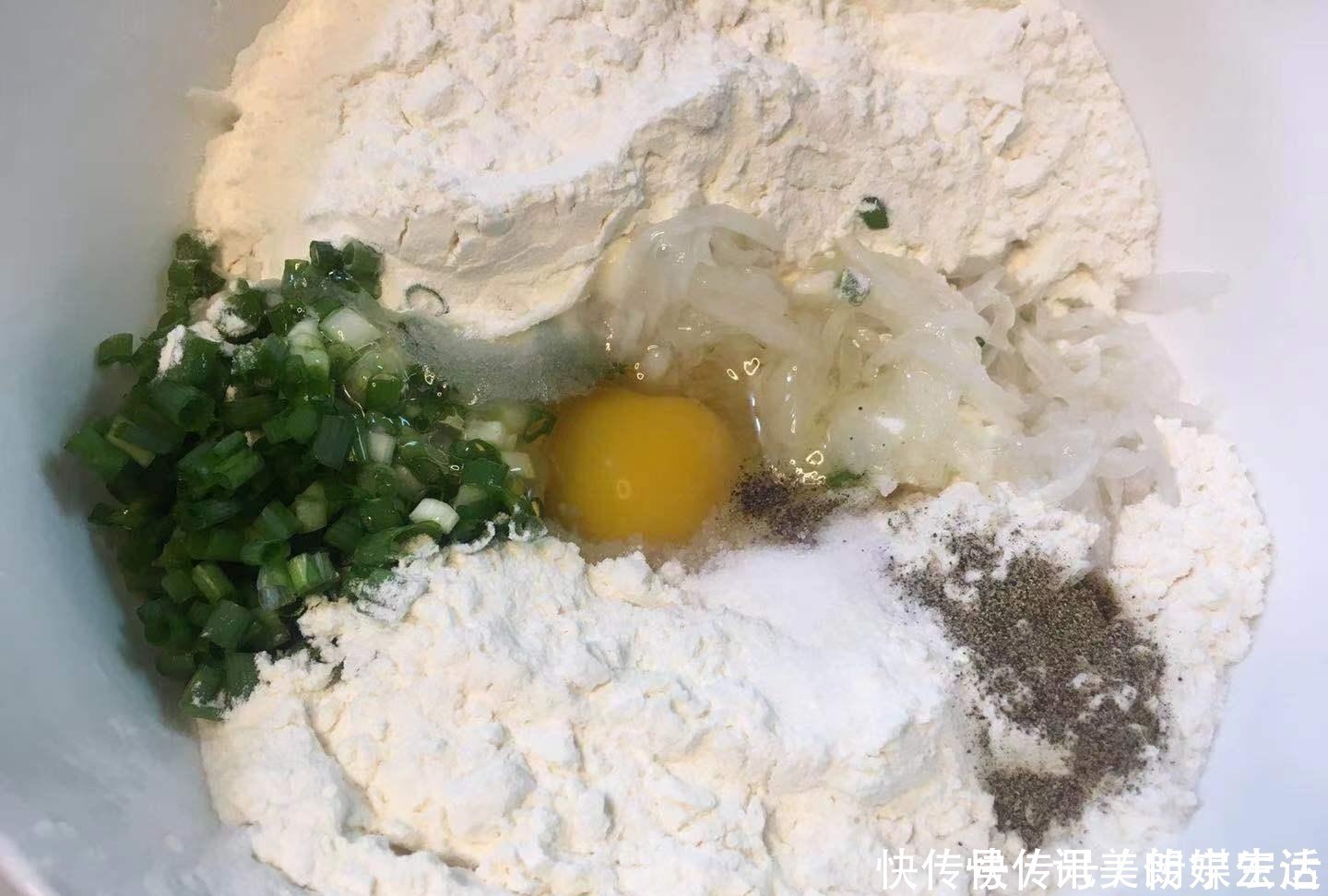 阿姐|半根萝卜一个鸡蛋,用筷子搅一搅,5分钟搞定全家人的早餐