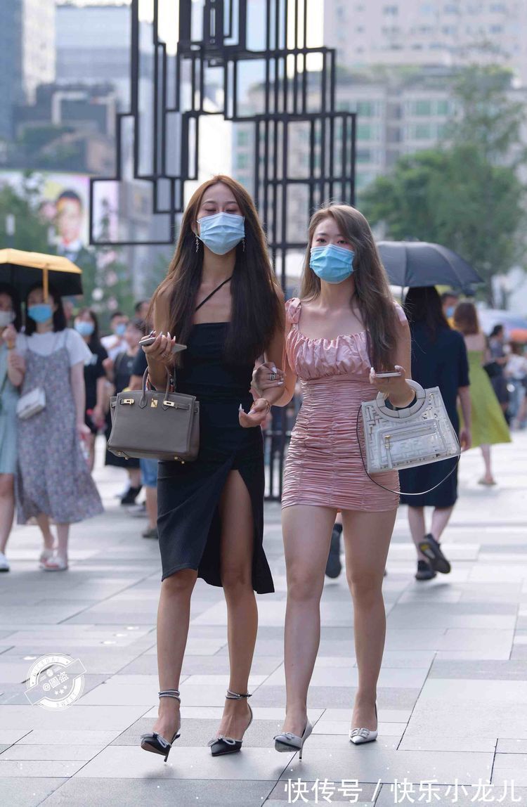 时尚感 随性自然的连衣裙穿搭富有时尚感,简单搭配就足够美,舒适时尚