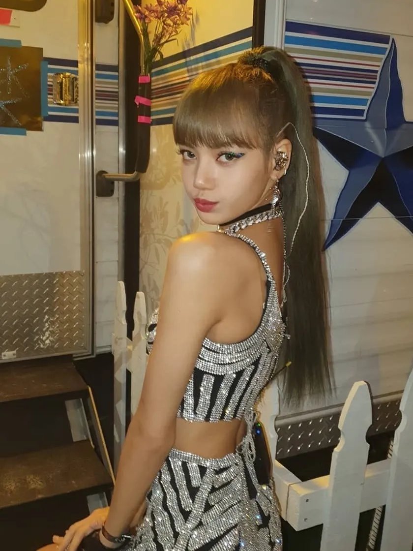 披头散发 别再披头散发了!这3个发型小技巧显嫩又高级