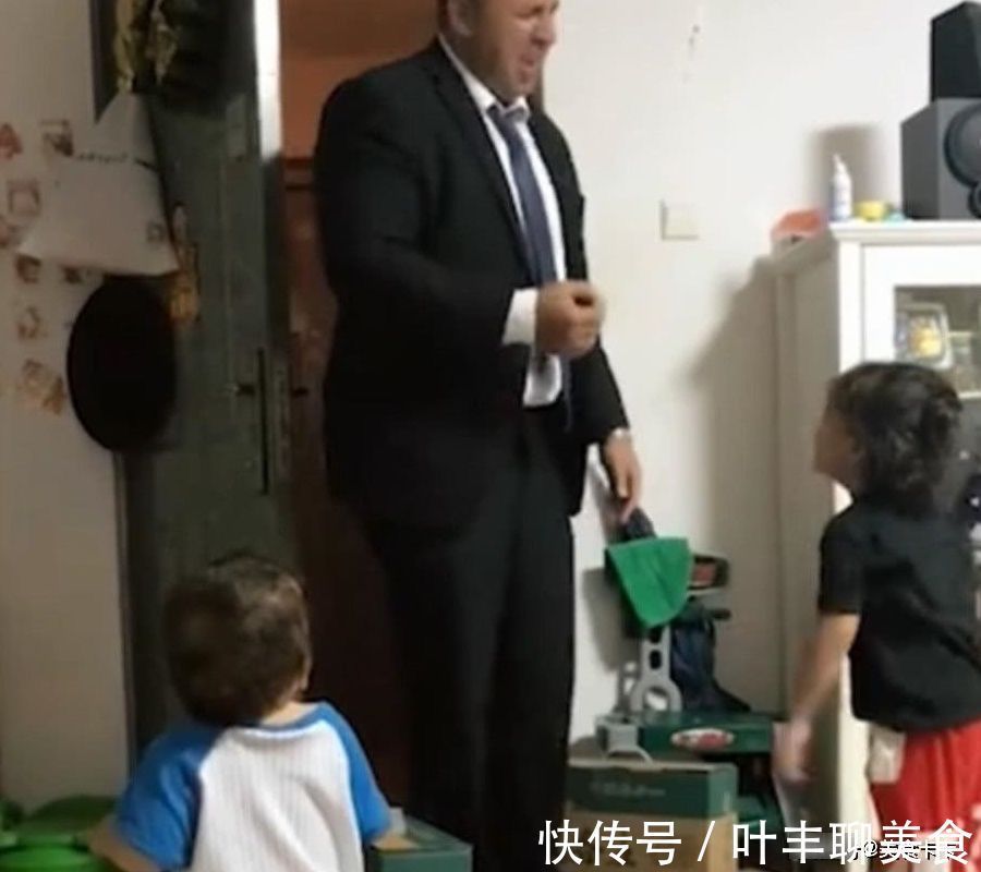 姐姐|爸爸回家先抱的姐姐, 1岁小宝宝气坏了, 不理他直接找妈妈