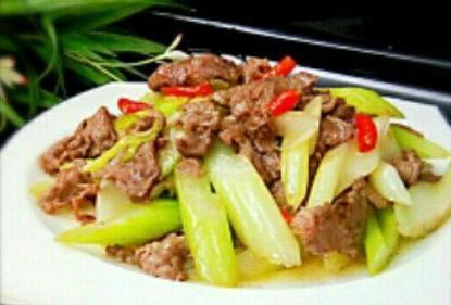 饭店做的西芹又香又嫩，教你一些小窍门，在家也能做出饭店的味道