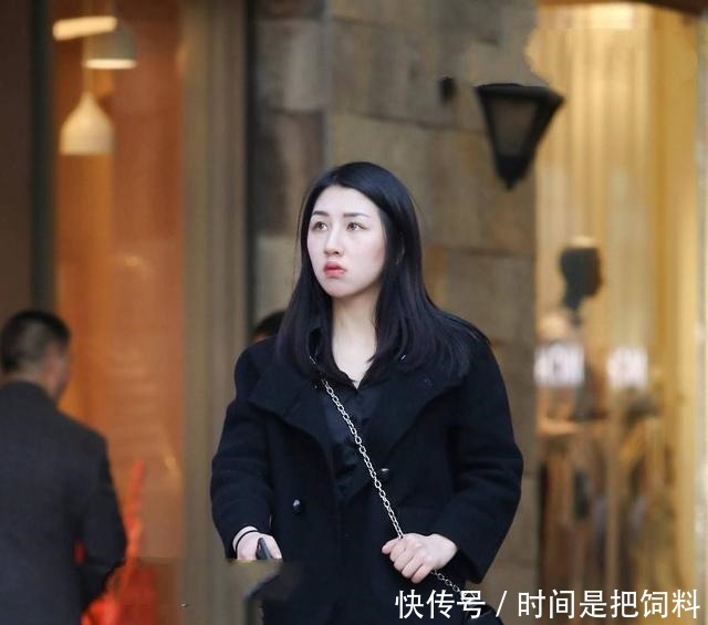 街拍白色豹纹小姐姐很有范儿,诺隐诺现的黑色很有诱惑感!