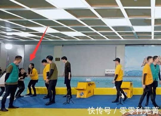 白鹿录跑男被弹下水,“防水妆”太能打,baby拉她上岸超暖心