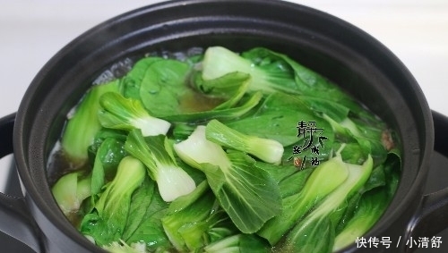 中午用2两肉炖了1锅菜，汤鲜菜香，无肉不欢的老公也抢着吃