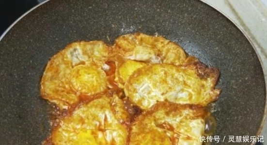 家里剩5个鸡蛋,妈妈简单一做,看起来太好吃了,这做法你见过吗