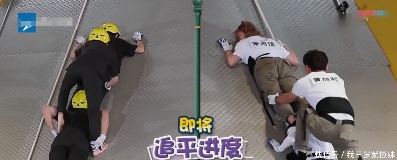 大战 《奔跑吧》节目组搞两种待遇,人梯大战素人都戴头盔,跑男却没有