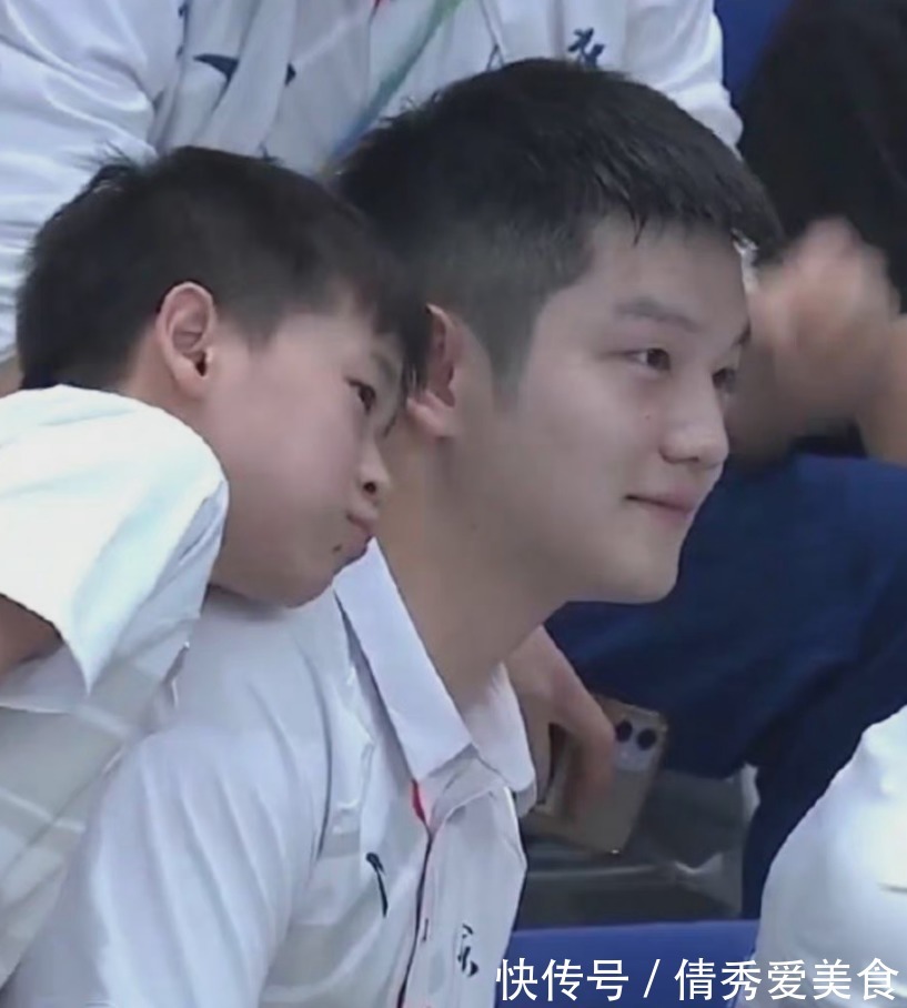 全红婵“大闹”颁奖典礼!连抱3奥运冠军,现场观众喊到撕心裂肺