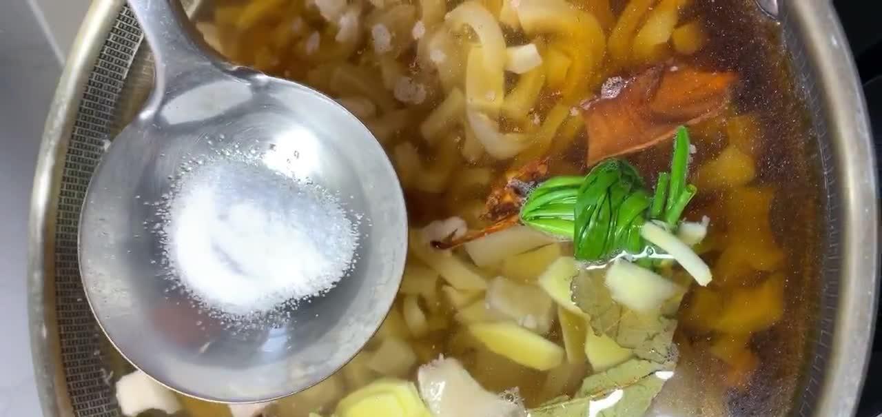 自制猪皮冻，原汁原味不加任何添加剂，外表晶莹剔透Q弹嫩滑