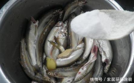 面粉|炸小鱼,直接用面粉就错了!大厨教你正确做法,外酥里嫩,不回潮