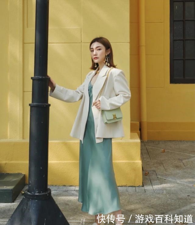 裙子 西装下少配裤子,现在流行“西装+裙子”,轻熟贵气又不失甜美!