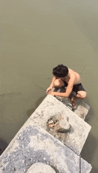 尴尬|姑娘穿旗袍千万要注意坐姿，被别人看光了还不知道，我都替你尴尬