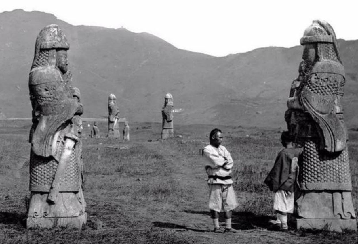 百年前明孝陵,不见五陵豪杰墓,无花无酒锄作田