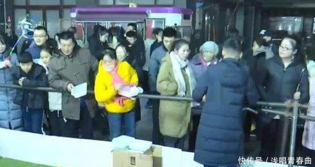 男孩|初二男孩摆地摊8天收入近2万,经商头脑让人佩服,网友商业奇才