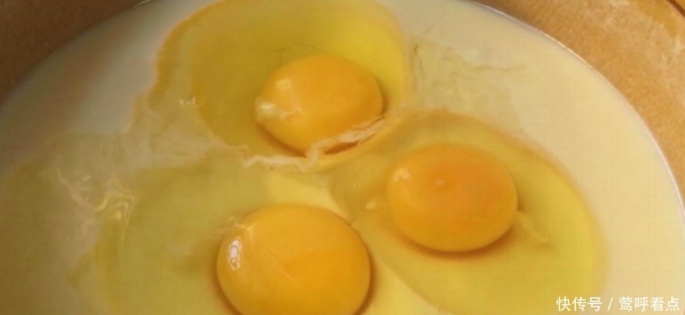 玉米面加3个鸡蛋,不揉面不发面,柔软又筋道,一次10张不够吃
