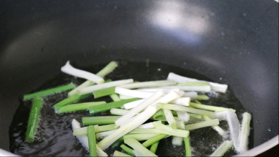 超美味的葱油拌面做法,几分钟搞定,葱香浓郁,超过瘾!